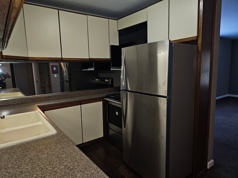 Building Photo - 8801 Schneider Ave