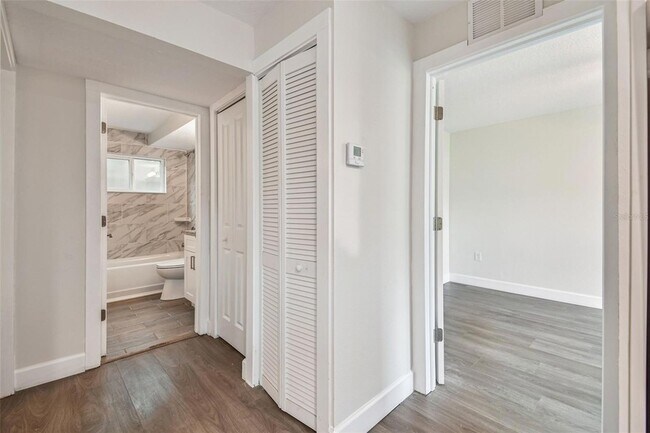 Building Photo - 650 E Tarpon Ave