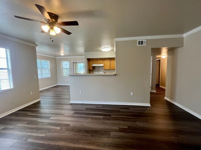 Building Photo - 3/2 unit becoming available June 1st for an annual lease