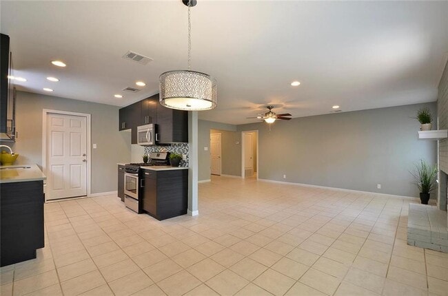 Building Photo - 10110 Woodland Village Dr