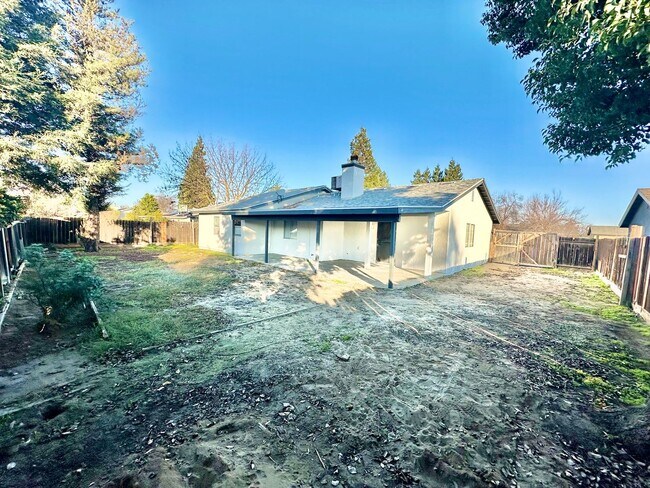 Building Photo - Spacious Selma 4/2 with Large Lot