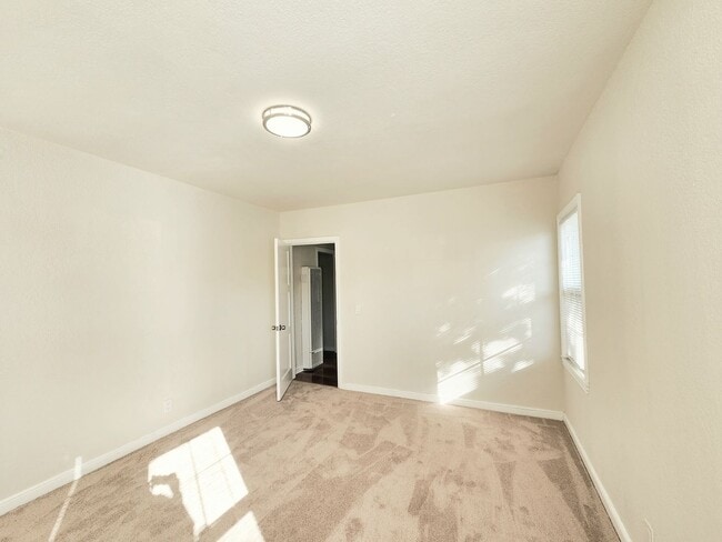 Building Photo - two bedroom duplex