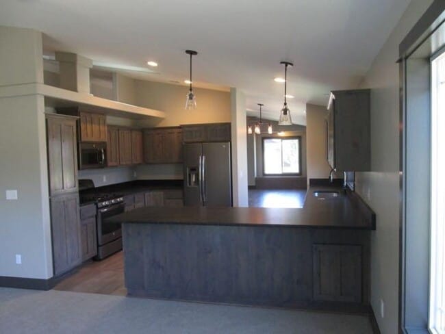 Building Photo - 3BED2BATH - YARD, GARAGE, LAUNDRY HOOKUPS