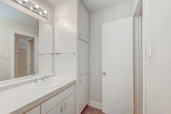 Building Photo - 5723 Larkin St
