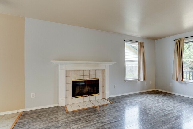 Building Photo - Charming Admirals Cove Home with Bonus Roo...