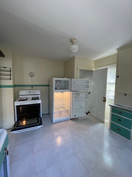 Kitchen - 2549 Upham St