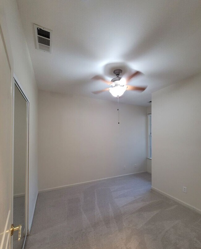 Building Photo - 1095 Crescent Dr