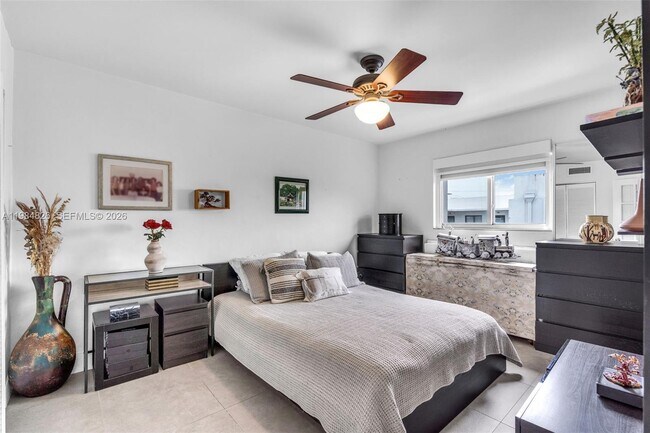 Building Photo - 820 Salzedo St