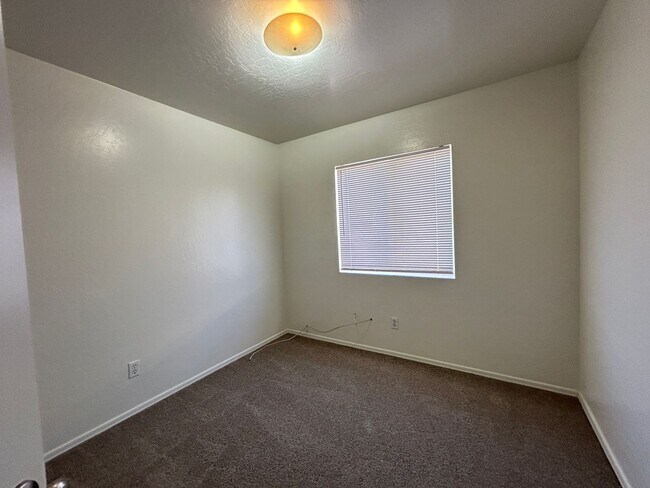 Building Photo - Brand new paint and carpet! 3 Bedroom 2 1/2 Bathroom, Close to Grand Canyon University