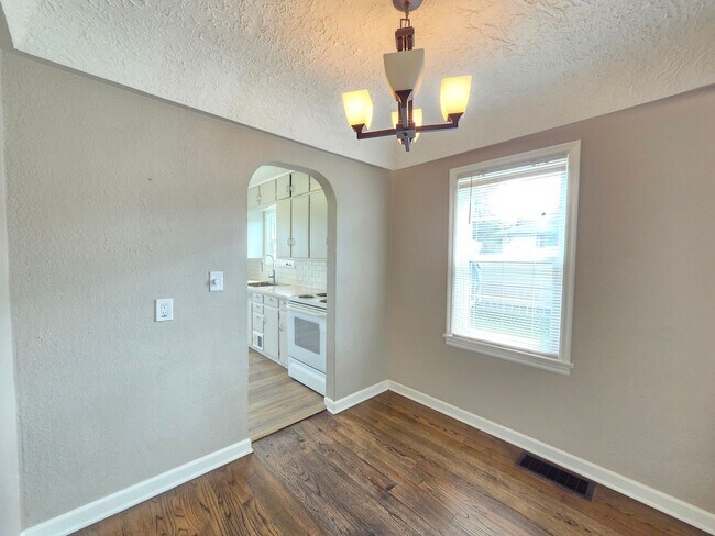 Building Photo - $1,725 - 2 Bed / 1 Bath Charming Home in Spokane Valley