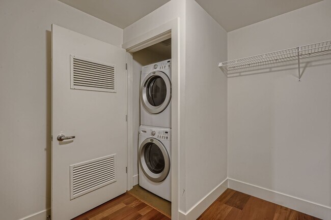 Building Photo - Gorgeous 2 Bed Unit @ The Gallery - Bellto...