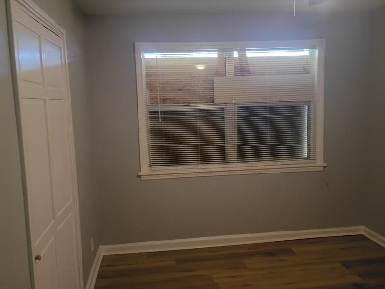 Building Photo - 1350 Brinwood Dr