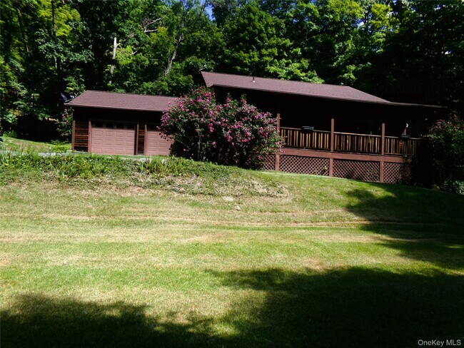 Building Photo - 449 White Schoolhouse Rd