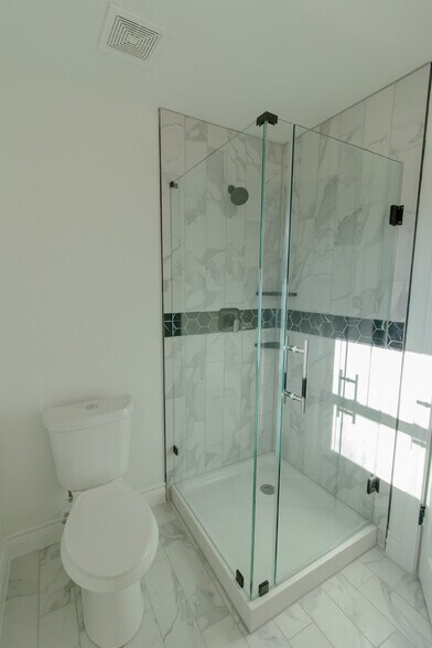 Primary separate en suite shower - 928 W Austin St