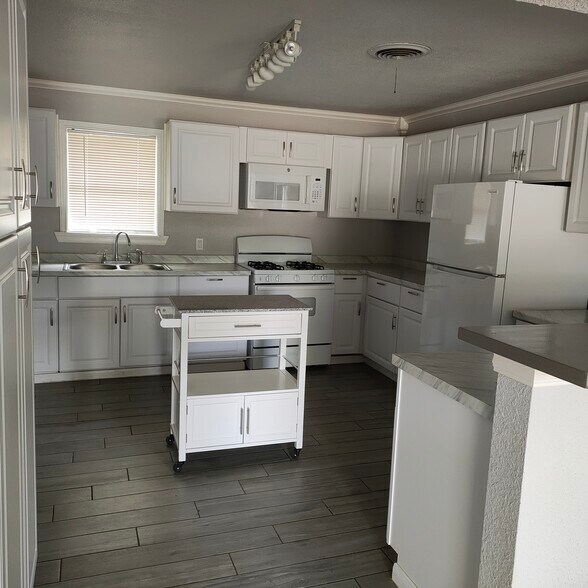 Building Photo - 2106 Brantley Ave
