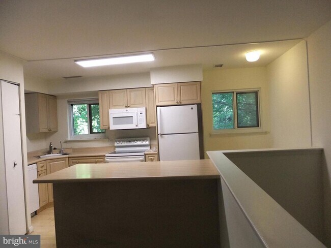 Building Photo - 1700 Oakwood Terrace