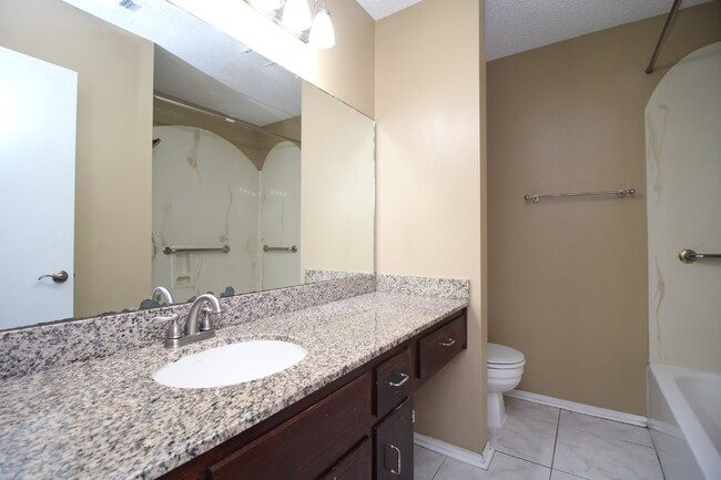 Building Photo - 2 bed 2 bath 1st floor condo near Pensacol...