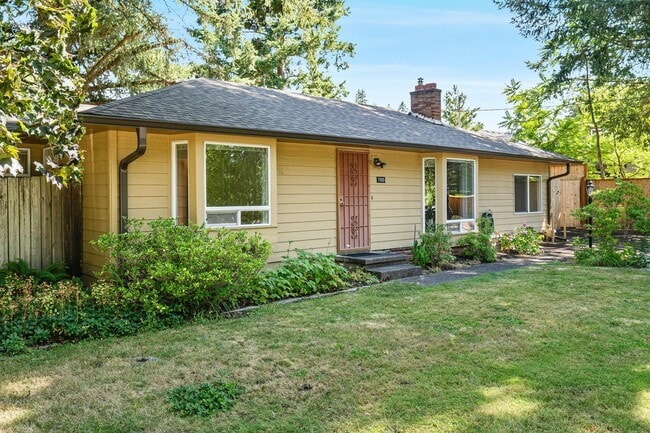 Building Photo - Charming, retro 2-bdrm/2-bath ranch in tranquil setting w/ large family room