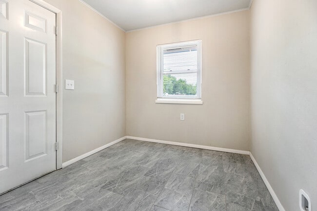 Building Photo - 730 N College St