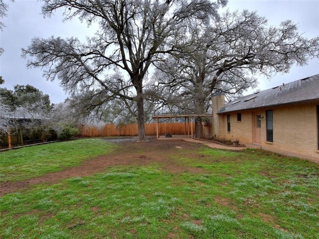 Building Photo - 2407 Versailles Dr