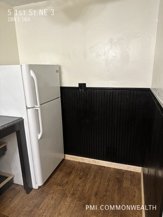 Building Photo - 1 Bed / 1 Bath Apartment (Available 4/10/25)