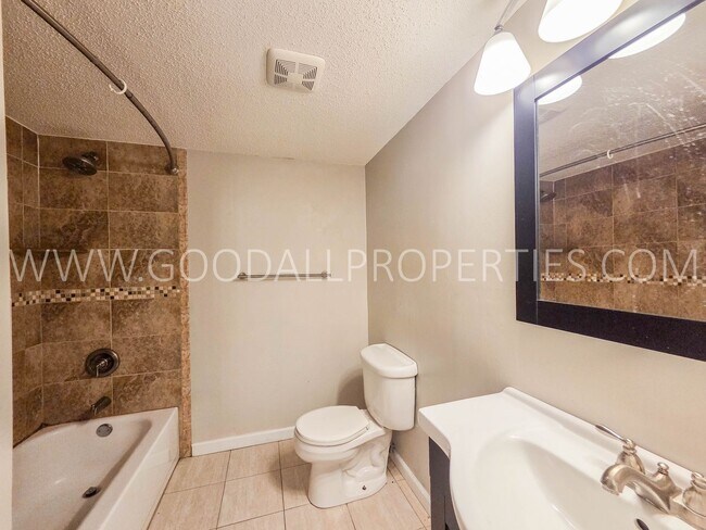 Building Photo - Summer Leasing Special: $995/month 2 Bed, 2 Bath Condo with Pool Access in Clive