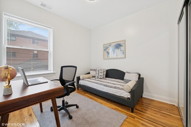 Building Photo - 3849 W Ainslie St