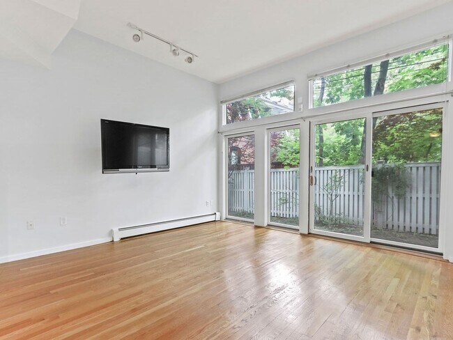 Building Photo - 336 Harvard St