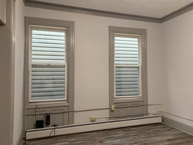 Building Photo - 210 Maple St