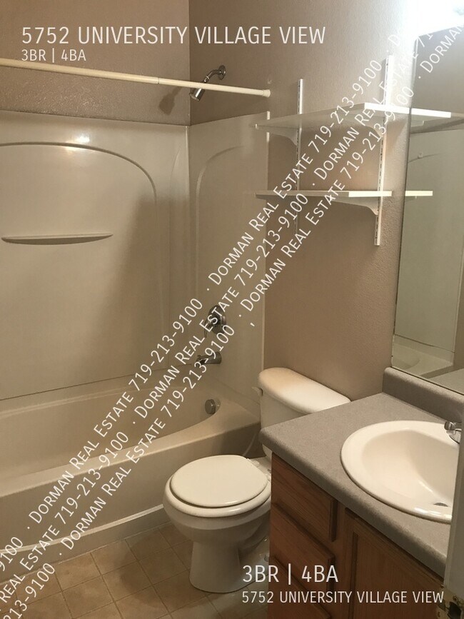 Building Photo - Townhome with garage