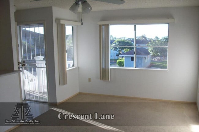 Building Photo - 2 bed/2 bath/2 park top floor townhouse in...