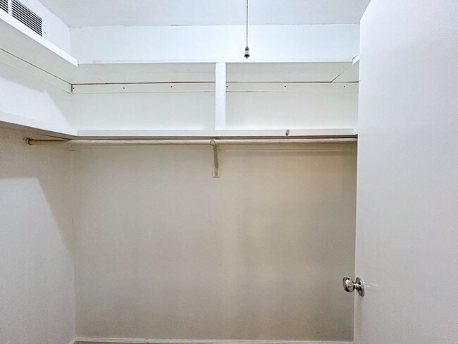 Building Photo - 3 Bedroom Townhouse off Jefferson Hwy near...