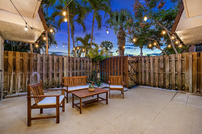 Building Photo - 825 Center St