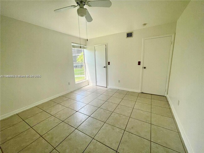 Building Photo - 10389 N Kendall Dr