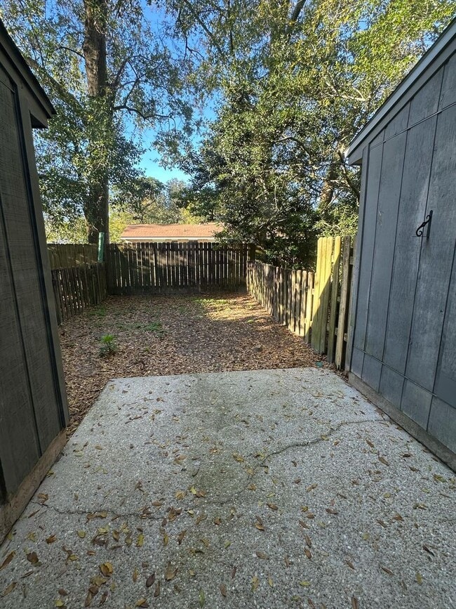 Building Photo - 2 Bed Townhouse in Central Pensacola