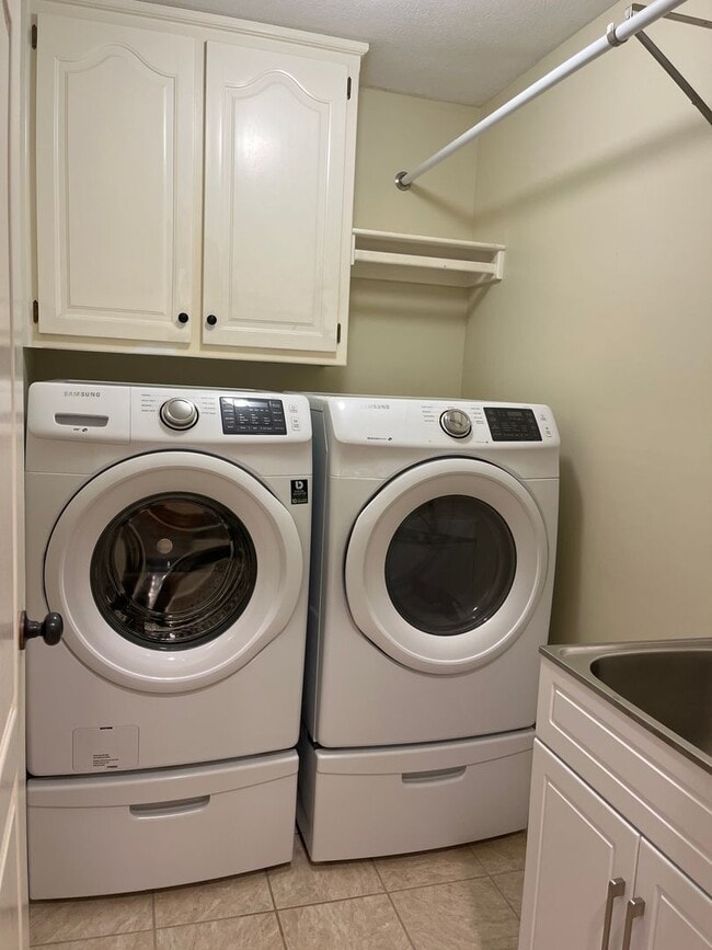 Building Photo - Very spacious 3 bed 2 bath 3 car garage!  ...