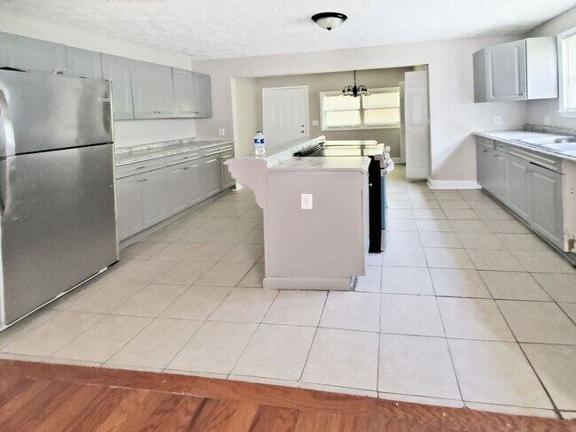 Building Photo - Beautifully Updated 4-Bedroom Home Near Mo...
