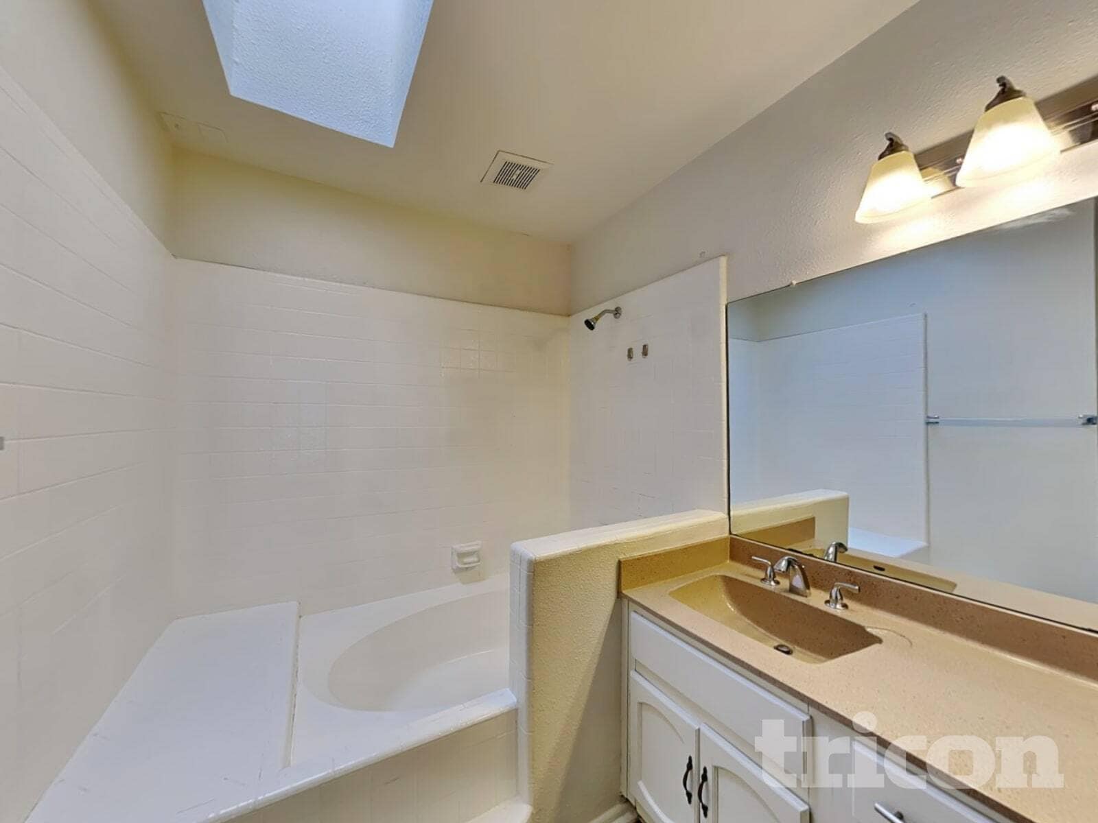 Building Photo - 4633 W Bluefield Ave