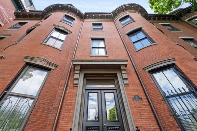 Building Photo - 70 Waltham St