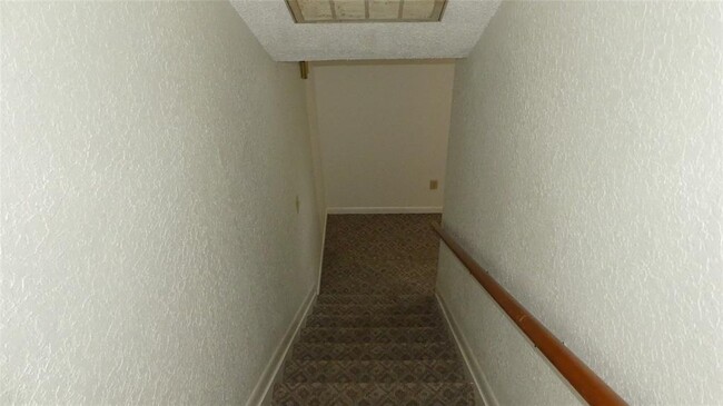 Building Photo - 15606 Santa Fe Dr