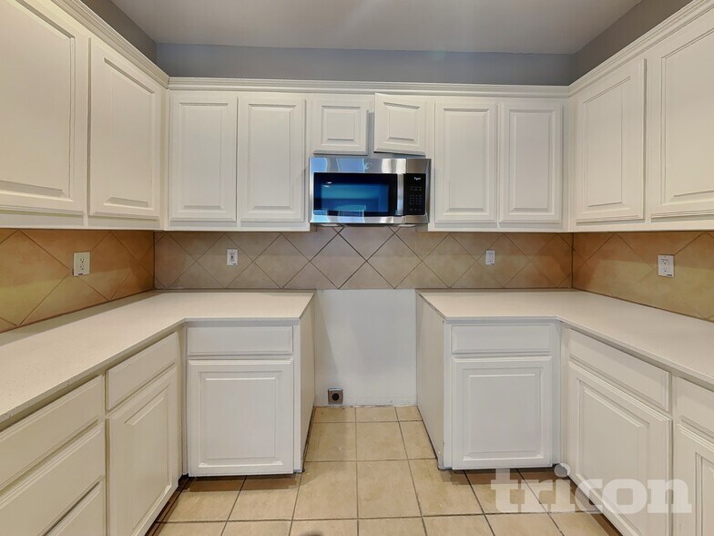 Building Photo - 1810 Millbrook Dr