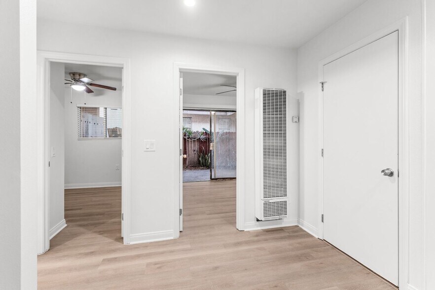 Building Photo - 3032 E 7th St