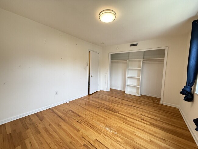 Building Photo - Updated Duplex in Prime Location with Ample Outdoor Space