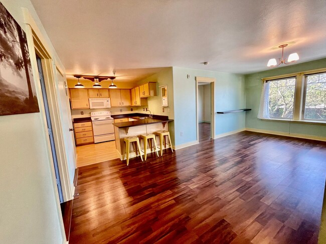 Primary Photo - Spacious & Updated 2-Bedroom Condo in Prim...