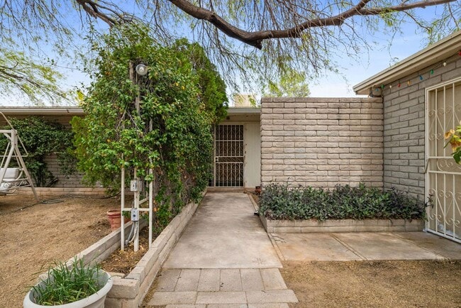 Building Photo - Eastside 4 Bedroom Home with Pool