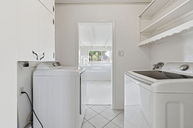 Building Photo - 726 primrose-