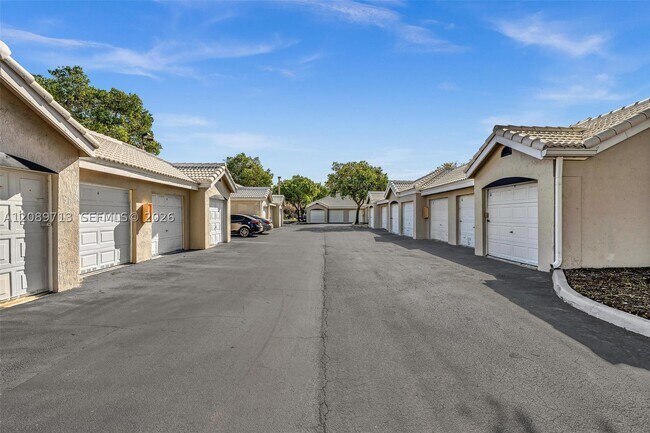 Building Photo - 2811 N Oakland Forest Dr