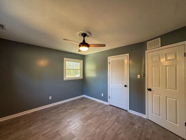 Building Photo - Charming 3 Bed 1.5 Bath Home with Flex Room