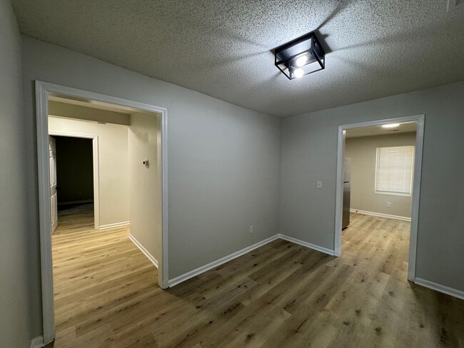 Building Photo - 3bed/2bath freshly renovated home!
