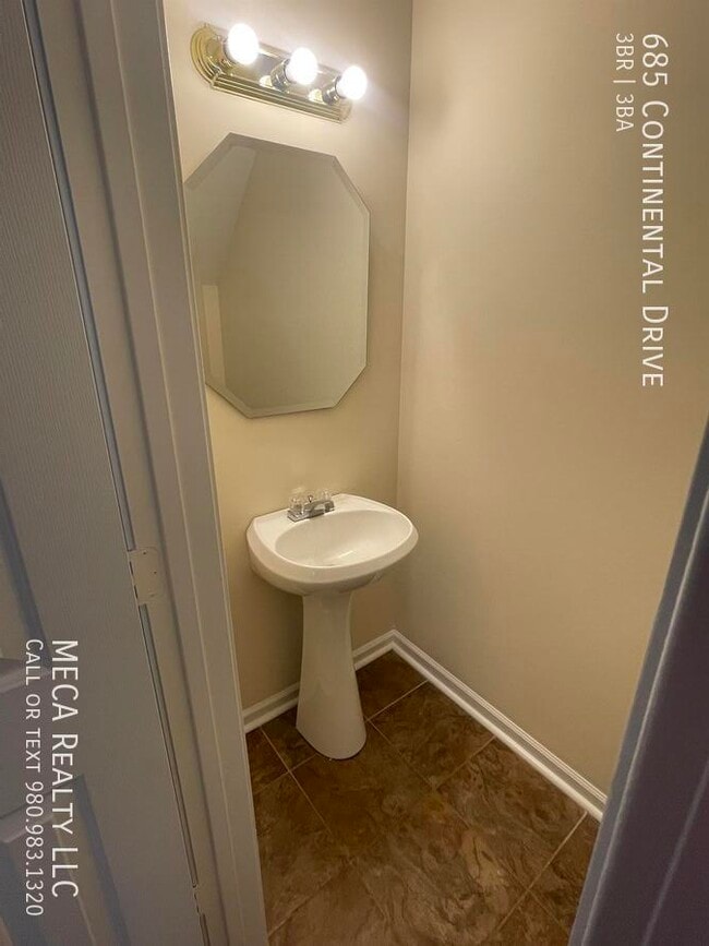 Building Photo - 685 Continental Dr